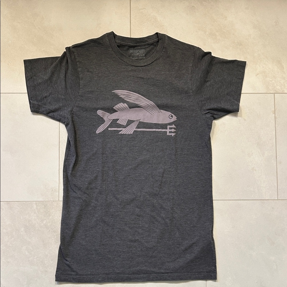Men’s Patagonia short sleeve t-shirt with fish weathervane. EUC. Slim fit. Small